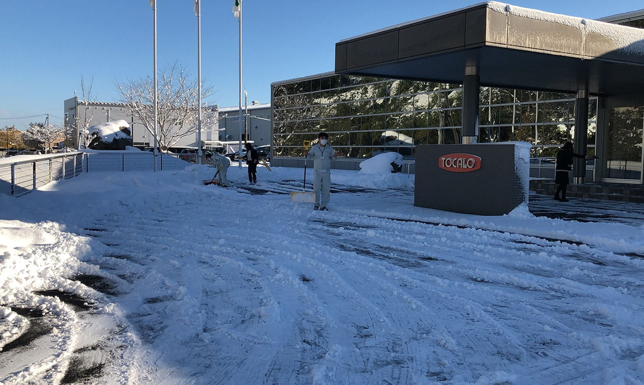 雪の日の朝は雪掻きから始めている画像